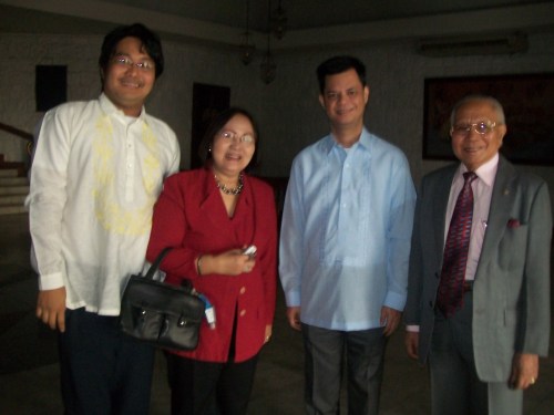 Si Xiao Chua kasama sina Undersecretary Manuel Quezon, III (ikatlo mula sa kaliwa), kasama sina Dr. Evelyn Songco at Dr. Cesar Pobre, mga dating pangulo ng Kapisanang Pagkasaysayan ng Pilipinas, Tejeros Hall, AFP Commissioned Officers Club, Camp Aguinaldo, March 2011. Mula sa Sinupan ng Aklatang Xiao Chua.
