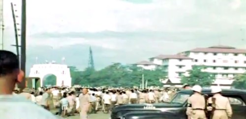 Ang pagdagsa ng tao sa may bahagi ng Manila Hotel.  Mula sa newsreel ng FitchettFilm.com.