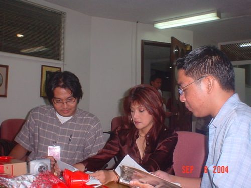 Si Xiao Chua at Angelito Angeles habang kinakapanayam si Rep. Ma. Imelda "Imee" Marcos, September 6, 2004, Batasang Pambansa.