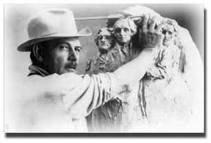 Gutzon Borglum at isang modelo ng kanyang obra maestra. Mula sa blackforestinn.net