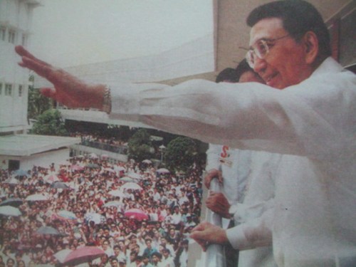 Si Ka Erdy kasama ang tinaguriang"Bayan ng Diyos."