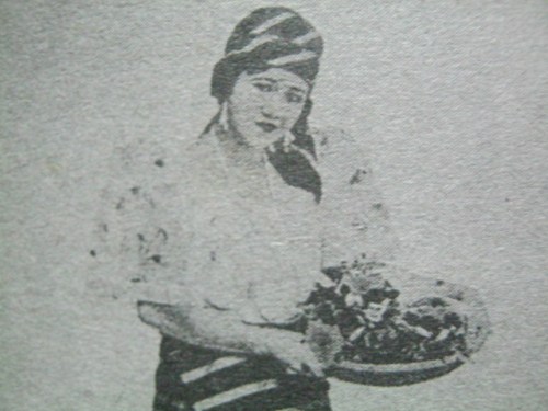 Si Atang bilang Dalagang Bukid noong 1919.  Mula sa Koleksyong Atang de la Rama.