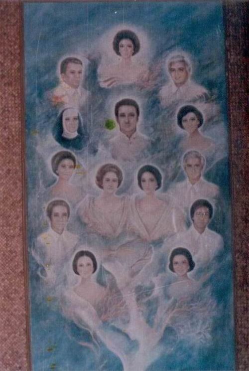 Sa kanyang pagiging Unang Ginang, ang dating nasa ibaba ng angkan ay nailagay na sa tugatog nito.  Mula sa Sto. Nino Shrine, Tacloban, Leyte sa pangangalaga ng Presidential Commission on Good Government.