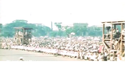 Napakaraming tao.  Mula sa newsreel ng FitchettFilm.com.