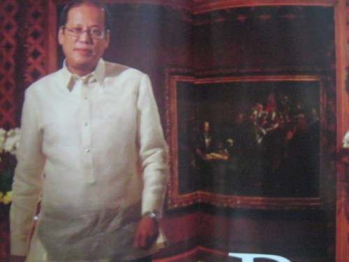 Si Pangulong Noynoy Aquino matapos na umakyat sa Palasyo ng Malacanan, nasa likuran niya ang Pacto de Sangre ni Juan Luna.  Mula sa Yes! Magazine.