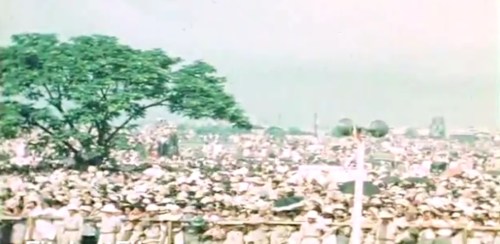 Napakaraming tao.  Mula sa newsreel ng FitchettFilm.com.