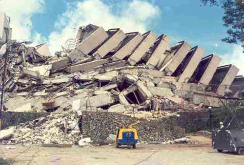 Ang Hyatt Terraces Hotel sa Lungsod ng Baguio, ang isa sa pinaka-naaalalang guho noong lindol ng July 16, 1990.  Mga larawan na nagmula sa Baguio Midland Courier, makikita sa http://www.cityofpines.com/baguioquake/quake.html.