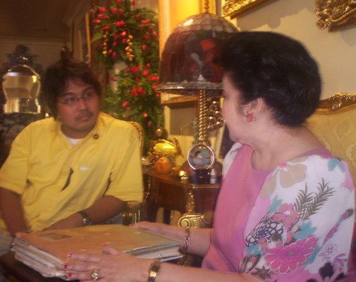 Si Xiao Chua habang kinakapanayam si Unang Ginang Imelda Marcos, kuha ni Jose Angelito Angeles, 2008.  Mula sa Sinupan ng Aklatang Xiao Chua.