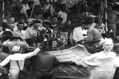 Si Heneral Douglas MacArthur.  Mula sa newsreel na "Philippine Independence."