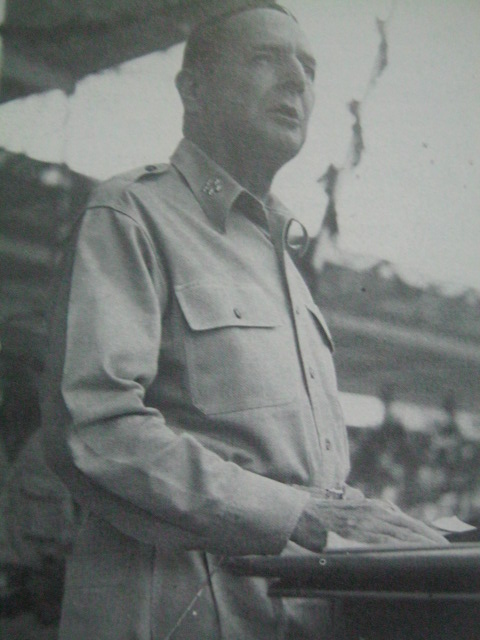 Si Heneral Douglas MacArthur.
