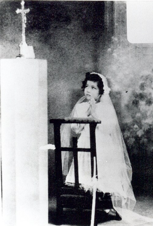 Ang larawan para sa unang komunyon ni Imelda.  Mula sa Marcos Presidential Center.