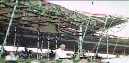 Ang pagsasalita ni High Commissioner McNutt.  Mula sa newsreel ng FitchettFilm.com.