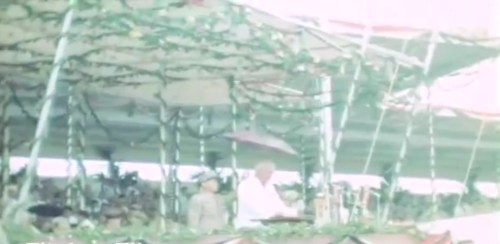 Nang maulanan si High Commissioner McNutt habang nagtatalumpati.  Mula sa newsreel ng FitchettFilm.com.