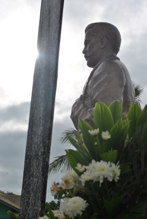 Monumento ni Marcelo H. del Pilar sa kanyang kasalukuyang libingan sa kanyang Dambana sa Bulakan, Bulacan, kung saan siya isinilang.  Mula sa Dambanang Pangkasaysayang Marcelo H. del Pilar, na pinangangasiwaan ni Ka Alex Balagtas.