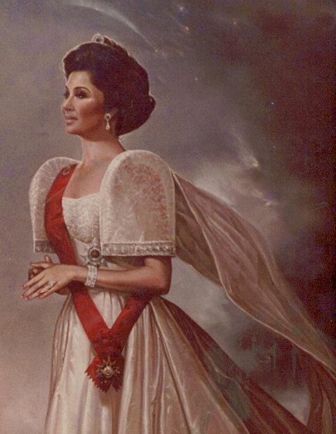 Sa likod ng karangyaan at mga magagandang hiyas ay isang mapait na kwento.  Si Unang Ginang Imelda Romualdez bilang isang Reyna sa paglalarawan ni Ralph Wolfe Cowan, tagapagpinta ng Prinsipe at Prinsesa ng Monaco, Rainier at Grace.  Mula sa Marcos Presidential Center.