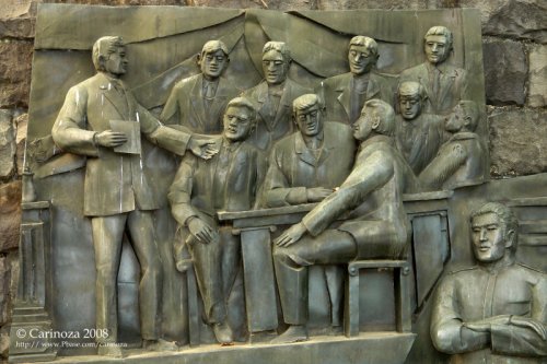 Ang pagtatatag ng La Liga Filipina, mula sa mural sa sulok kung saan binaril si Gat Dr. Jose Rizal sa Parke Rizal. Obra ni Eduardo Castrillo.  Kuha nin Cari Noza.