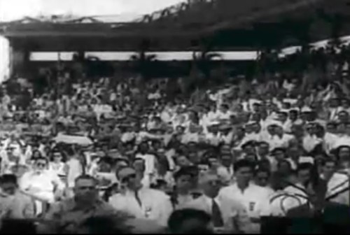 Ang mga tao sa mga grandstand.  Mula sa newsreel na "Philippine Independence."