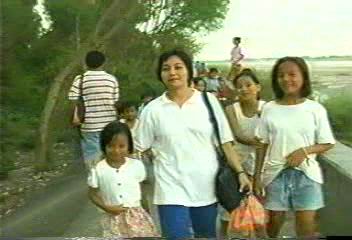 Si Mercy kasama ang bayan, tulad ni Olivia Salamanca.  Mula sa pelikulang "Health Worker:  Bayani ng Family Planning" ng JICA-DOH FP-MCH Project.