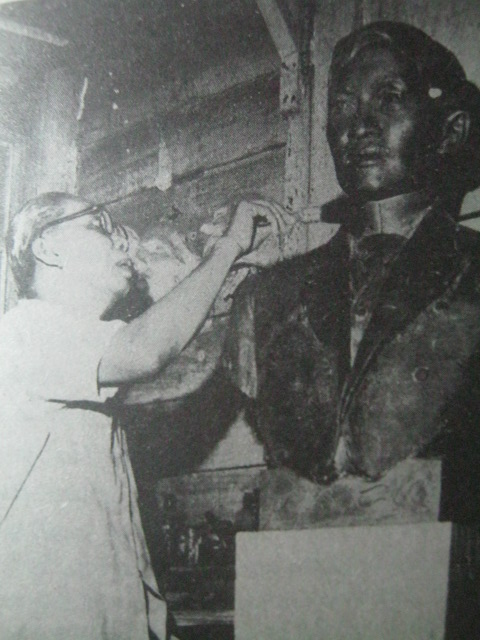 SI Guillermo Tolentino habang nilililok ang isa sa mga kopya ng kanyang busto kay Jose Rizal. Mula sa Aklatang Pambansa ng Pilipinas.