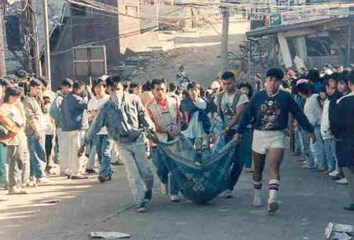 Ang mga nasawi ay hinukay mula sa mga guho.    Mga larawan na nagmula sa Baguio Midland Courier, makikita sa http://www.cityofpines.com/baguioquake/quake.html.