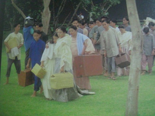 Dramatisasyon ng pag-lisan ni Rizal sa Dapitan noong 1896 sa pelikulang "Rizal sa Dapitan."  Mula sa "Rizal:  In Excelsis" ng Studio 5 Designs.