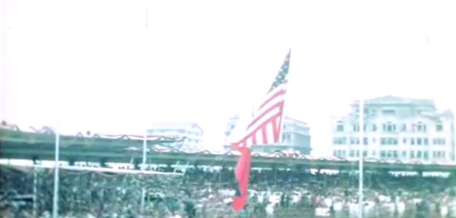 Ang mga naulanang bandila:  ibinababa ang sa Amerika at itinataas ang Pilipinas.  Kaya pala parang mabigat ang hitsura.  Mula sa newsreel ng FitchettFilm.com.