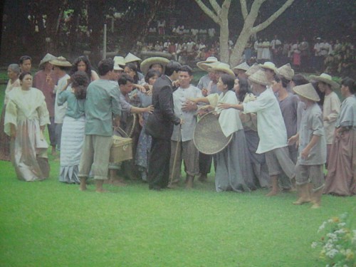 Dramatisasyon ng pag-lisan ni Rizal sa Dapitan noong 1896 sa pelikulang "Rizal sa Dapitan."  Mula sa "Rizal:  In Excelsis" ng Studio 5 Designs.