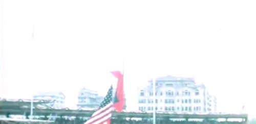 Ang mga naulanang bandila:  ibinababa ang sa Amerika at itinataas ang Pilipinas.  Kaya pala parang mabigat ang hitsura.  Mula sa newsreel ng FitchettFilm.com.