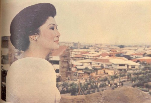 Si Imelda Marcos bilang gobernador ng Metro Manila at ministro ng Human Settlements.  Mula sa Fookien Times Yearbook sa Aklatang Xiao Chua.