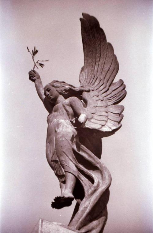 Winged Victory, isang klasikal na simbolo sa eskultura, sa ibabaw ng obelisk ng monumento ni Maganda pala sa malapitan. Mula sa Peysbuk ni Dr. Ambeth R. Ocampo.