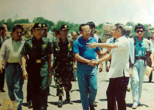 Si Defense Chief Fiedel Ramos at Mayor Orros ng Lungsod ng Baguio.  Mula sa Cordillera Virtual Museum.
