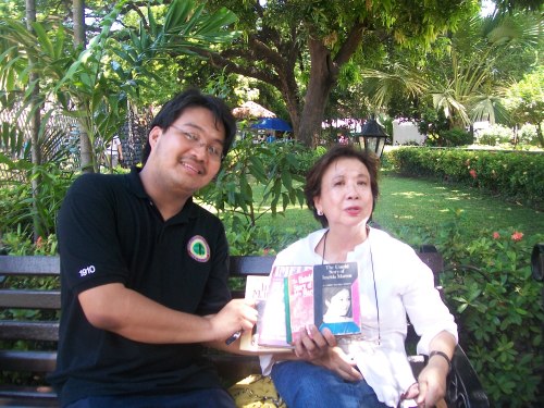 Si Xiao Chua sa unang pagkikita nila ng idolong si Pedrosa, May 2011, Heroes Square Rizal @ 150 Tour, Fort Santiago.