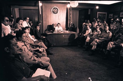 Pulong ni Pangulong Marcos at ng kanyang mga heneral noong September 22, 1972, gabi nang ipatupad ang Batas Militar.  Mula sa Pribadong Koleksyon ng mga Marcos.
