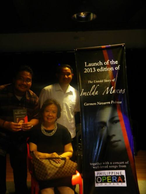 Si Xiao Chua, Jonathan Balsamo at Carmen Pedrosa noong paglulunsad ng kanyang The Untold Story of Imelda Marcos.