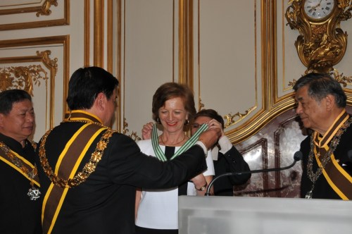 Nang isabit ni Supreme Commander Sir Reghis Romero, II, KGCR ang medalyang Rizal Women of Malolos sa kay Madamme Brigette Ayrault noong May 29, 2013 sa Hotel Matignon sa Paris, Pransiya.  Mula Kay Sir Mark Roy Boado.