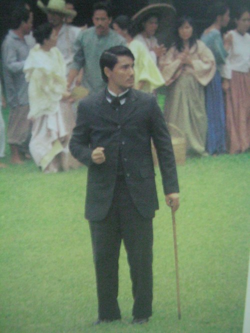 Dramatisasyon ng pag-lisan ni Rizal sa Dapitan noong 1896 sa pelikulang "Rizal sa Dapitan."  Mula sa "Rizal:  In Excelsis" ng Studio 5 Designs.