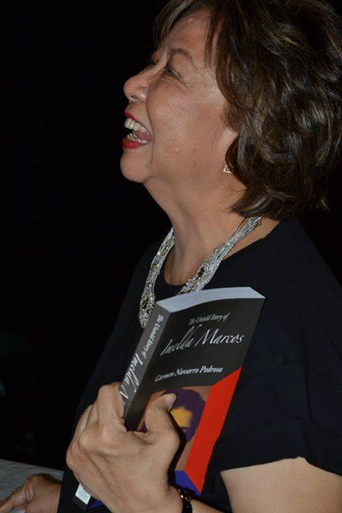 Carmen Pedrosa hawak ang bagong edisyon ng kanyang akda.  June 20, 2013, Opera Haus, Makati.