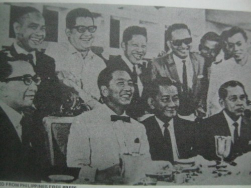 Sa isang kaarawan ni Ka Erdy, dumalo ang mga magkakalaban sa pulitika:  Pangulong Ferdinand Marcos, Senador  Serging Osmena (nakaupo), Senador Arturo Tolentino, Senador Ninoy Aquino at Senador Jose Roy.  Mula sa Ninoy:  The Willing Martyr.