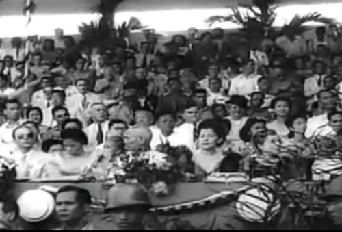Ang mga tao sa may grandstand.  Mula sa newsreel na "Philippine Independence."