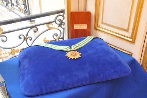 Ang medlyang Rizal Women of Malolos na ipinagkaloob ng International Order of the Knights of Rizal kay  Madamme Brigette Ayrault, Unang Ginang ni Primer Ministro Jean-Marc Ayrault ng Pransiya.  Mula kay Sir Mark Roy Boado.