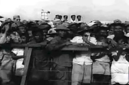 Ang bayan habang masayang sumasaksi sa kasaysayan.  Mula sa newsreel na "Philippine Independence."