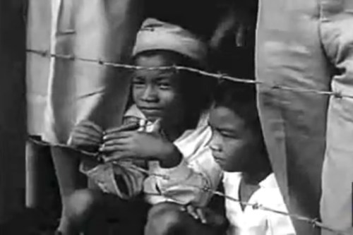 Ang bayan habang masayang sumasaksi sa kasaysayan.  Mula sa newsreel na "Philippine Independence."