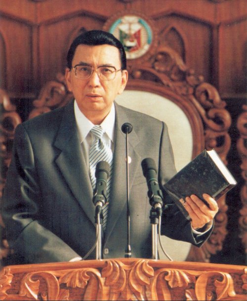 Si Ka Erdy habang nagteteksto. Mula sa Pasugo.