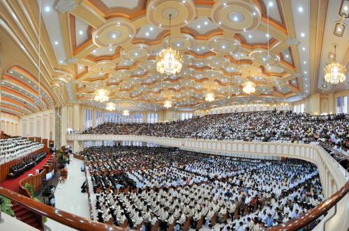 Ang loob ng Templo Sentral sa panahon ng pagsamba.