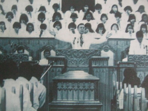 Si Ka Erdy habang nagteteksto.  Mula sa Pasugo.