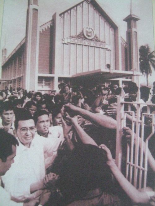 Ang karismatikong tagapamahalang pangkalahatan na si Kapatid na Erano G. Manalo matapos bisitahin ang isang kapilya ng Iglesia.  Mula sa Pasugo.