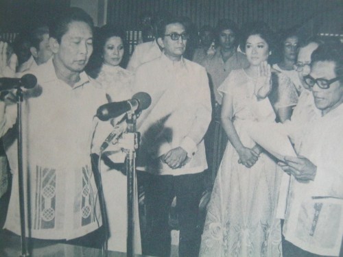 Sa harapan ng Ka Erdy, sumumpa si Kapatid na Alfredo Gorgonio bilang Hurado ng Caloocan City Court of First Instance.  Mula sa Pasugo.