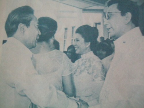 Si Pangulong Marcos at Unang Ginang Imelda Marcos habang binabati ng mag-asawang Ka Erdy Manalo noong ika55 taong kaarawan ni Ka Erdy noong January 2, 1980, sa INC Pavillion, Central Offices.  Mula sa Pasugo.