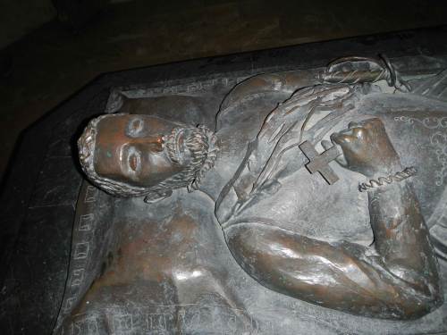 Representasyon ng pagkamatay ni Miguel Lopez de Legaspi sa kanyang nitso sa Simbahan ng San Agustin na nilikha ng Espanyol na iskultor na si Juan Manuel Iriarte sa kagandahang loob ng Ministry of Froeign Affairs ng Espanya. Mula sa Koleksyon ng Aklatan ng Sinupang Xiao Chua.