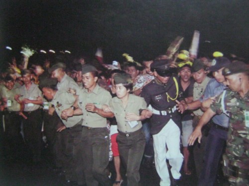 Hindi nagpapigil ang mga tao sa barikada sa Manila Memorial Park sa Sucat, gusto nila ihatid si Tita Cory hanggang sa huling sandali.  Mula sa Cory Magic:  Her People's Stories.